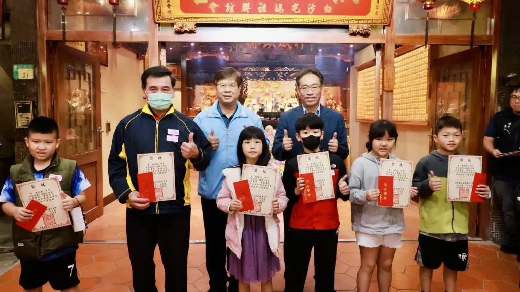 白沙屯媽祖傳愛！新北拱心宮攜手企業頒發獎學金 百位學童受惠