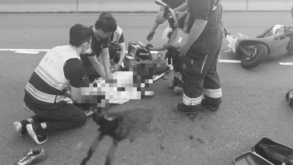 蘆洲成蘆橋OHCA車禍！　機車女騎士被撞飛頭部流血