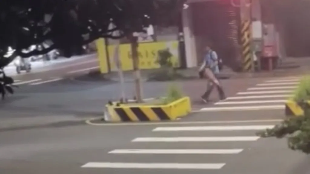 男子深夜闖新豐車站前狂丟三角錐　車輛急閃避險釀事故　警方介入帶回處理