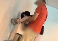 影／極度噁心！旅客抱小孩「在垃圾桶大便」　吉隆坡機場瀰漫惡臭