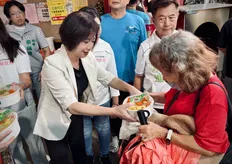 東區普聖宮愛心便當暖心結緣 何欣純:串聯公私力量 讓善循環延續台中