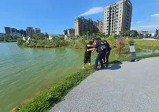 11歲男童與友人吵架情緒失控走進水池！　大園警方迅速拉離解危
