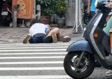 被叭不爽爆衝突! 台北大同區小與小客車運將路口開打砸車