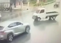 未拉手煞車釀禍!埔里小貨車滑行撞店家圍牆 駕駛失聯移工身分光
