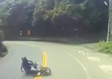 北宜公路大型重機過彎自摔! 車撞對向大貨車騎士輕傷