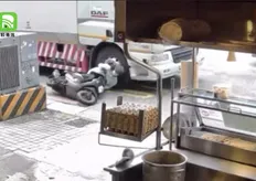 貨車擦撞機車驚險瞬間曝光！騎士倒地險遭輾　桃園蘆竹民眾直呼「差點命案」