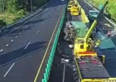 台82線東向嘉義水上路段交通中斷！　大貨車翻覆引發另兩起追撞事故1人受傷
