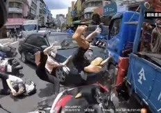 影/土城學府路轎車突失控衝向對向車道 多輛機車遭撞驚悚畫面曝光