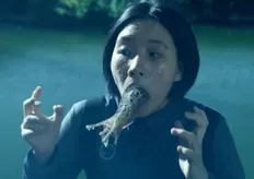 小S女兒Elly挑戰伊藤潤二經典角色!嘴巴「吐巨大蛞蝓」