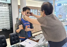 不是送眼鏡,而是送鼓勵 宏恩眼鏡:324位孩子讓我們更相信努力的價值