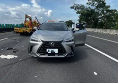 國道1號雲林段追撞事故！小貨車猛撞前車　Lexus車尾全毀1女受傷送醫