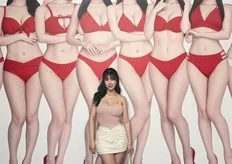 丹妮婊姐逛成人展被當女優！遊客狂問：妳攤位在哪？