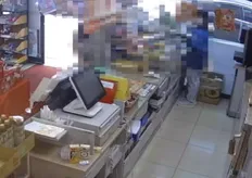 持刀喝令女店員拿錢出來被嗆「不要」　搶匪：「不要就算了」落跑