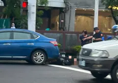 快訊/高雄市區驚悚車禍!機車騎士受困車底 警消到場救援