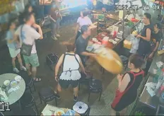 影/掀桌肢體推擠!豐原廟東夜市2攤商大亂鬥 蒜肉飯PO監視器說明事件原委