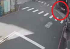 撿手機失控撞店家! 台中71歲阿伯開車分心肇事