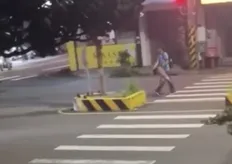 男子深夜闖新豐車站前狂丟三角錐 車輛急閃避險釀事故 警方介入帶回處理