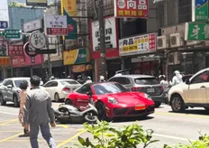 中壢保時捷911被撞!外送員機車閃過臨停突開車門自小客車撞上 網友:要當一輩子外送了