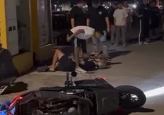 影/南寮漁港深夜車聚出事了!騎士失控爆衝撞圍觀母女倒地 旁人目擊氣炸衝上前巴頭痛扁