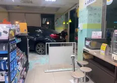 影/嘉義晚間車禍!男駕駛開BMW失控衝進超商 撞破玻璃「整輛塞進店裡」