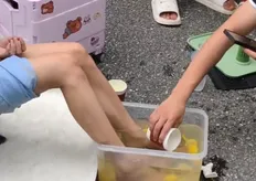 影/廣州漫展驚傳女Coser「腳泡檸檬水」賣粉絲 現場影片外流引發熱議