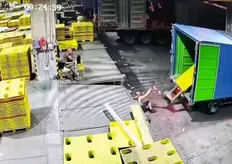 影／驚悚工安意外！陸工人拉油壓拖板車「貨車突開走」直墜台階　下秒盲目倒車「人車慘被夾」