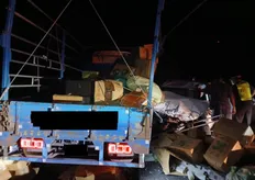 台九線深夜嚴重事故!轎車、大貨車對撞 女駕駛受困被救出