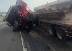 國道1號彰化路段事故 拖板車翻覆鋼板散落車道 南下僅剩中線可走