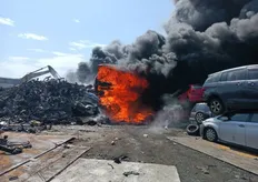 屏東汽車回收場陷火海!廢棄車輛狂燒逾150坪 25歲員工燒傷送醫