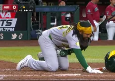 影／終極劇痛！MLB運動家隊選手遭反彈球打中下體　「睪丸破裂」硬撐擊出安打