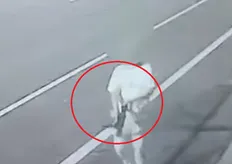 疑似衝鋒槍畫面曝光！草屯工廠男子遭持槍悍匪洗劫80萬元財物　數名嫌犯落網