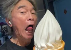 吳宗憲機捷內吃霜淇淋挨轟!「明知禁食還違規」急道歉