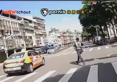小黃運將不鳥警察? 路口站崗紅燈照闖