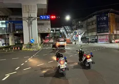 「碰」一聲四輪朝天！高雄轎車撞捷運基柱旁安全島翻覆　2人送醫