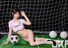 AV女優瀨戶環奈化身足球甜心!上衣大露「性感南半球」
