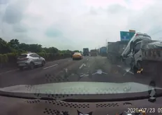 影／國3事故！小貨車煞車不及4車連環撞　轎車遭鏟起「45度騰空」卡砂石車尾