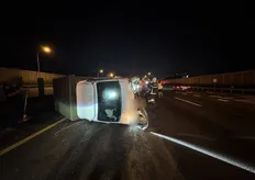 國道1號鼎金路段3車事故!小貨車自撞翻覆 1女駕駛輕傷送醫