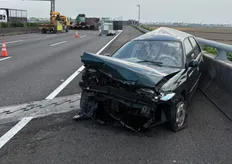 國道1號後壁段轎車自撞後橫停車道　遭半聯結車撞擊釀1人受傷