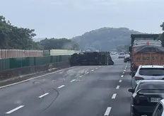 國道3號苑裡路段事故！　大貨車撞護欄翻覆