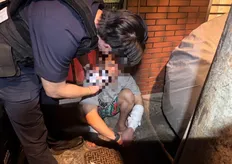 中和驚悚夜！情緒失控男劃破瓦斯軟管縱火　持刀與警對峙15分鐘遭逮捕