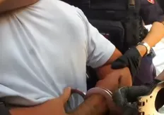 花蓮恐佈男！持刀砍變電箱闖入超商　逃回租屋處遭警方壓制逮捕