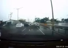影／嘉義毒連環撞！駕駛撞分隔島再撞前車影片曝光　5車遭殃7人受傷