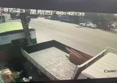 影／砂石車跨雙黃線左轉！紅牌重機騎士「煞車不及撞上身亡」另一角度影片瘋傳　司機酒測值0.11mg/L
