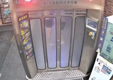 影／把洗車機當淋浴間！2男僅穿四角褲「給高壓水柱狂沖」　一旁友人笑翻