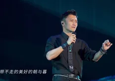 謝霆鋒演唱會90度鞠躬！「忍喪父痛開唱」引用謝賢名言