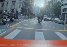 影／未禮讓 vs 打人！行人過馬路疑不滿女騎士轉彎沒停下　近身直接出手巴她頭