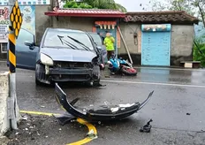 快訊/轎車失控猛撞安全島!重機煞車不及再撞上 台3線驚魂3人送醫