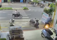 影／切鐵桶突爆開！越南男「瞬間炸飛半空」重摔落地　左臂、脊椎骨折