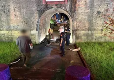 載同學騎微電車闖禍！恆春17歲少年失控衝進南門圓環　左腳骨折送醫