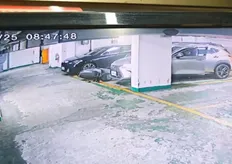 影／停車位內停汽車加機車　隔壁車開出「撞倒機車」！疑機車車主PO文問：這種情形怎麼處理